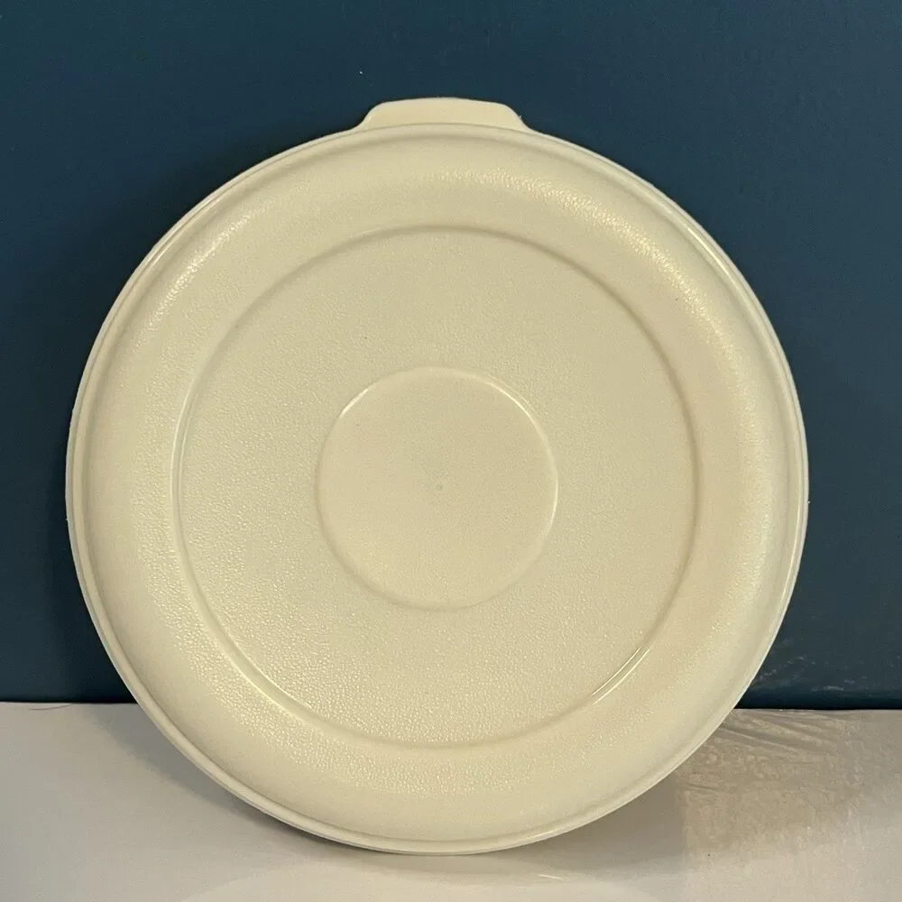 Rubbermaid Servin Saver #2 Round Almond Lid 0027 Replacement Lids ONLY Lot of 2